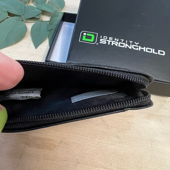 Identity Stronghold RFID Leather Wallet - Picture 3 of 6
